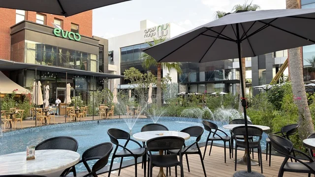 جلسات مطعم خارجية مع نافورة في مجمع تجاري