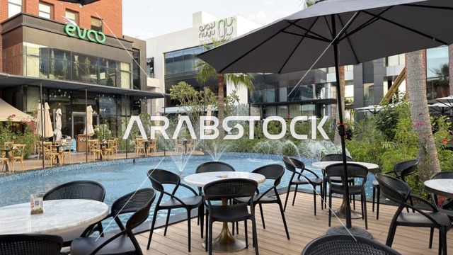 جلسات مطعم خارجية حديثة بجانب نافورة مياه