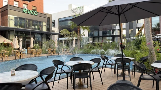 جلسات مطعم خارجية حديثة بجانب نافورة مياه