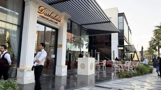 الواجهة الخارجية لمقهى داسكاليدس مع طاقم العمل