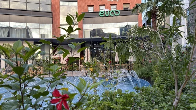 مبنى تجاري حديث مع حديقة خارجية ونافورة مياه