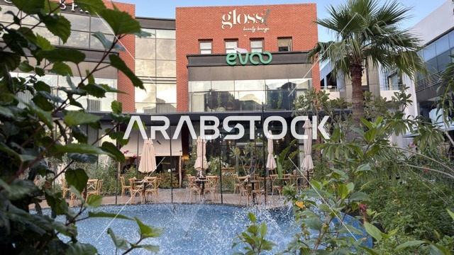 مجمع تجاري حديث مع جلسات خارجية ونافورة مياه