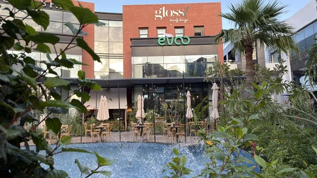 مجمع تجاري حديث مع جلسات خارجية ونافورة مياه