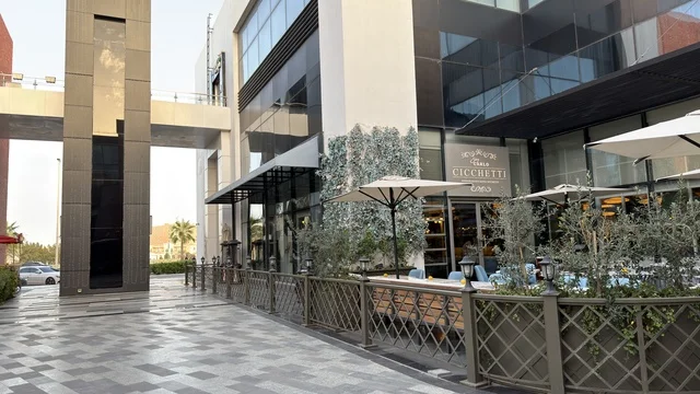 شرفة مطعم خارجية حديثة في ساحة حضرية