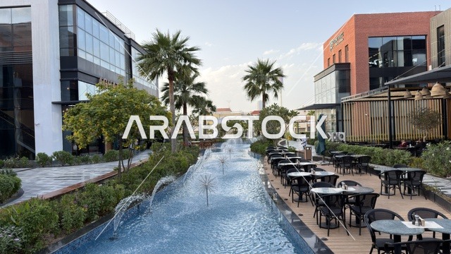 مجمع تجاري حديث خارجي مع نافورة مائية