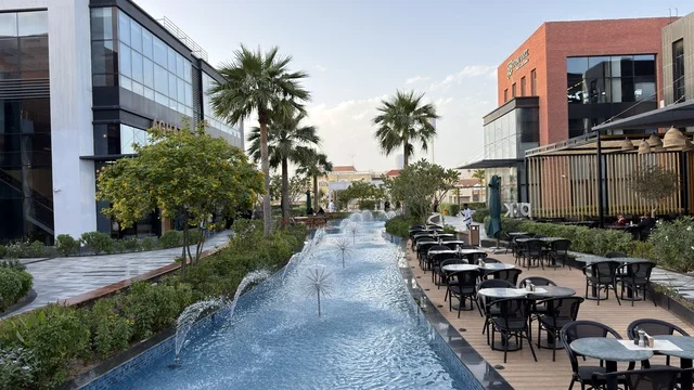 مجمع تجاري حديث خارجي مع نافورة مائية