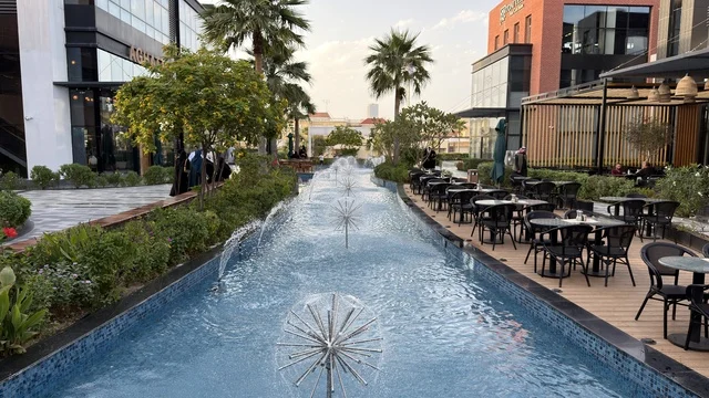 ساحة تسوق خارجية حديثة مع نافورة مائية