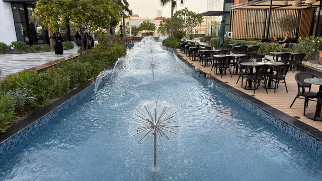 نافورة مياه حديثة في ساحة تجارية خارجية