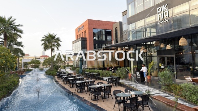 تراس مطعم خارجي حديث مع نافورة مياه