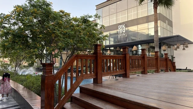 مبنى تجاري عصري وساحة جسر خشبي خارجي