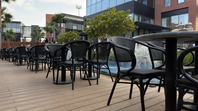 جلسات خارجية لمطعم في مجمع تجاري حديث