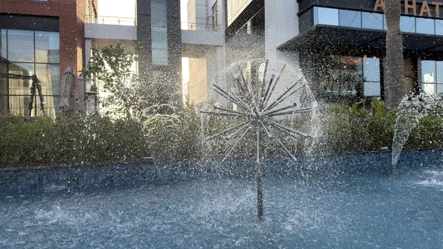 نافورة مياه حديثة في ساحة تجارية خارجية