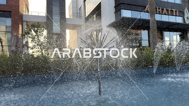 نافورة كروية حديثة في ساحة حضرية خارجية