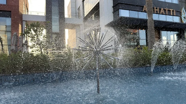 نافورة كروية حديثة في ساحة حضرية خارجية