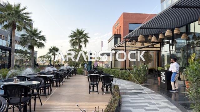 جلسات خارجية لمطعم حديث في ساحة حضرية