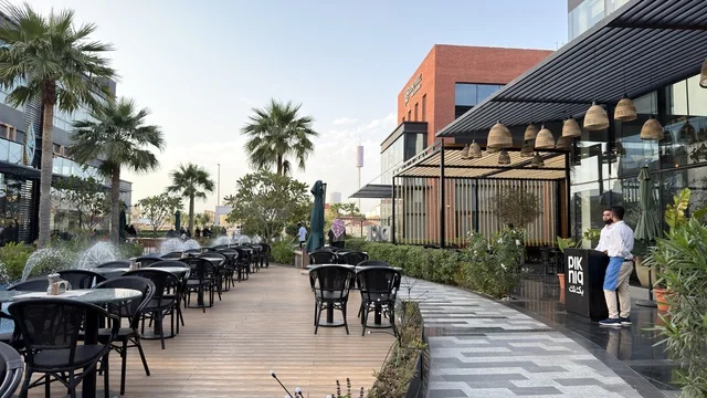 جلسات خارجية لمطعم حديث في ساحة حضرية