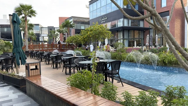 جلسات مطاعم خارجية في مجمع تجاري مع نوافير مائية