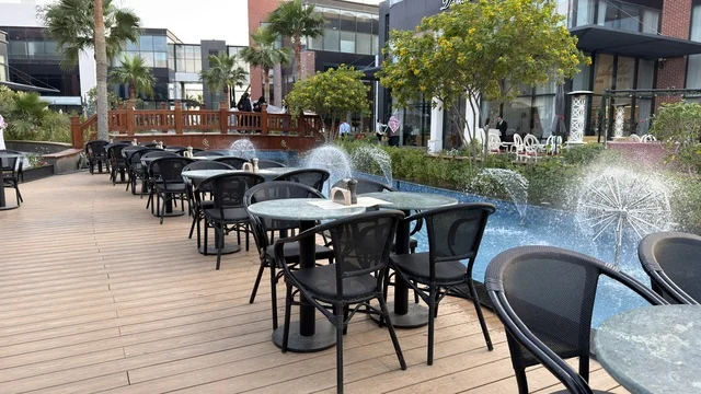 جلسات مقهى خارجية مع نافورة في مول تجاري