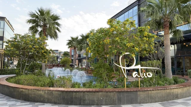 ساحة باتيو الخارجية مع نافورة مياه وأشجار النخيل