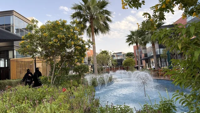 مجمع تسوق خارجي حديث في الرياض السعودية