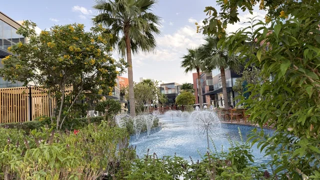 تصميم نوافير وحدائق حضرية حديثة في منطقة تجارية