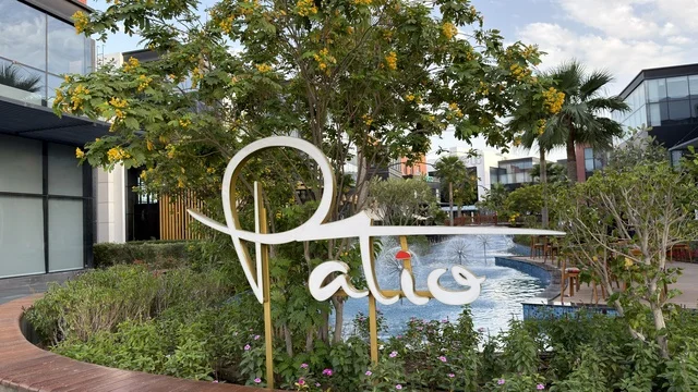 لافتة باتيو في ساحة خارجية حديثة مع نافورة