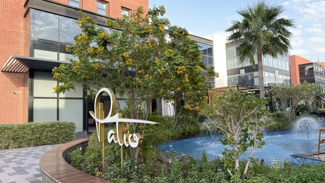 منطقة باتيو التجارية مع نافورة ومباني حديثة