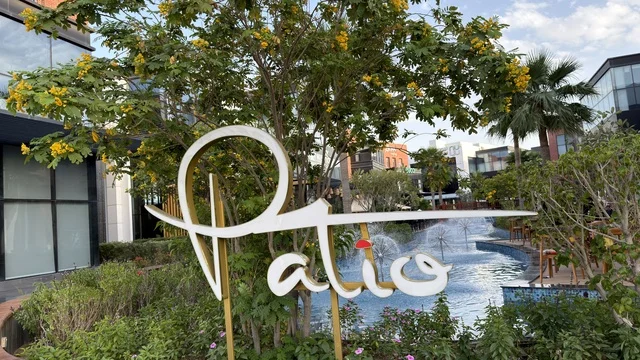 لوحة باتيو ونافورة مياه في ساحة خارجية