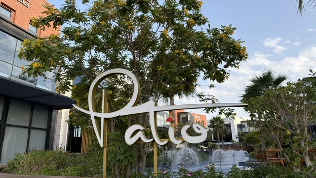 لوحة باتيو في ساحة تسوق خارجية مع نافورة