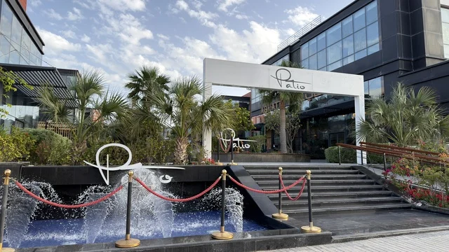 مدخل مجمع ذا باتيو بتصميم معماري حديث ونافورة