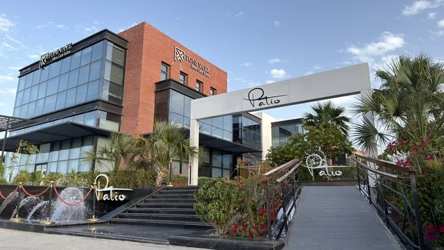 التصميم الخارجي لمجمع باتيو التجاري الحديث مع النوافير