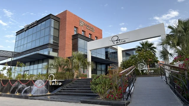 التصميم الخارجي الحديث ومدخل مبنى الباتيو