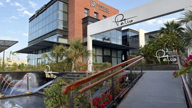 مجمع مطاعم باتيو المعماري الحديث في الرياض