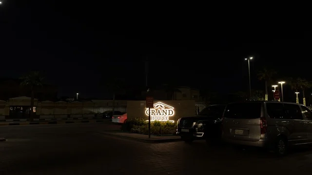 لوحة منزل الغراند في موقف سيارات ليلي