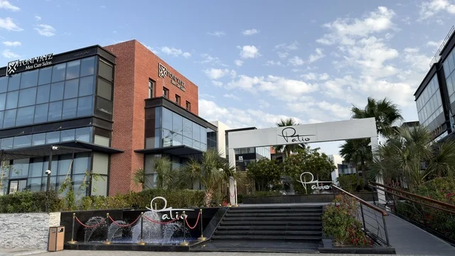 المدخل الخارجي الحديث لمجمع ذا باتيو التجاري