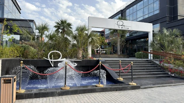 مدخل مجمع ذا باتيو الرياض مع نافورة المياه