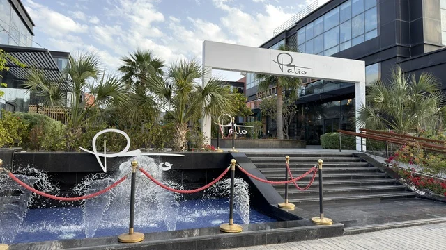 مدخل مجمع باتيو مع نافورة وقوس حديث