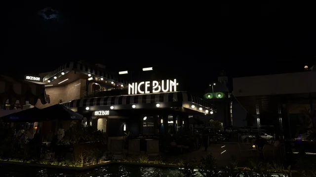 مبنى مطعم نايس بن مع لوحة نيون مضيئة في الليل