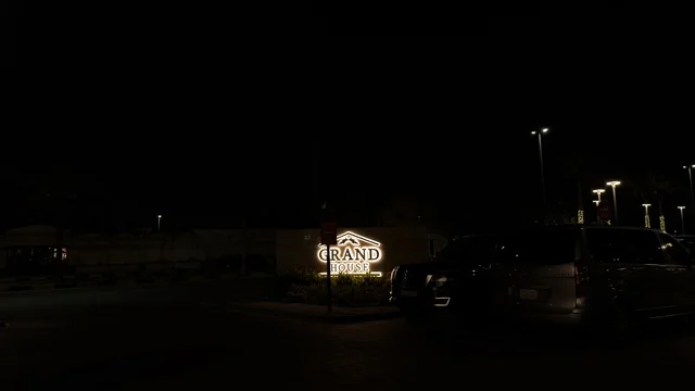 لوحة مبنى غراند هاوس المضيئة ليلاً