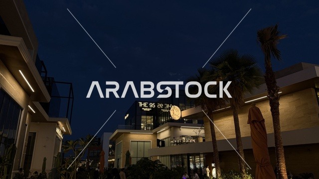 عمارة مجمع تجاري حديث في الرياض ليلاً