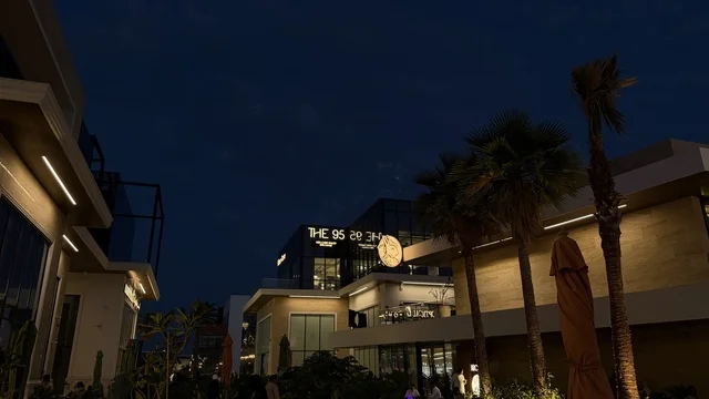 عمارة مجمع تجاري حديث في الرياض ليلاً