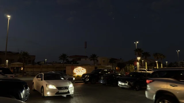 موقف سيارات الفندق والمركبات في الليل
