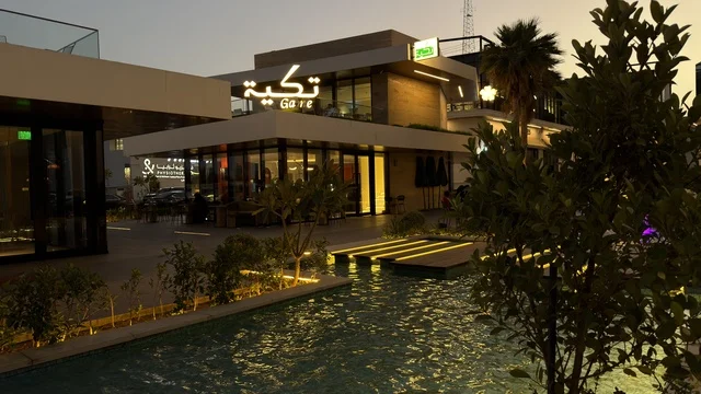 مبنى مطعم تكية في السعودية وقت المساء