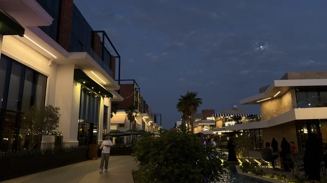 مجمع تجاري خارجي حديث وممشى وقت الغسق