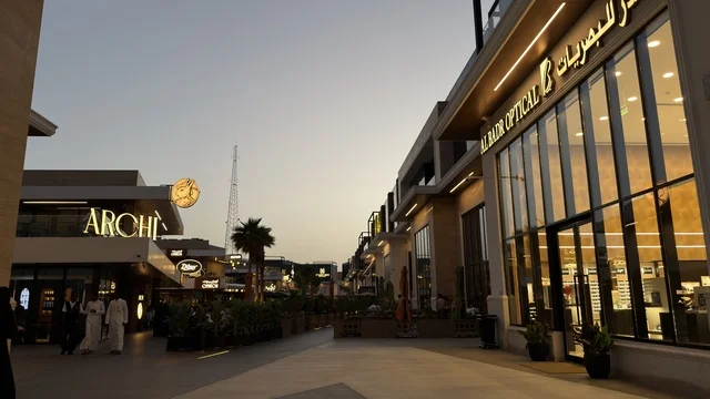 مجمع تسوق تجاري خارجي حديث في السعودية وقت الغروب