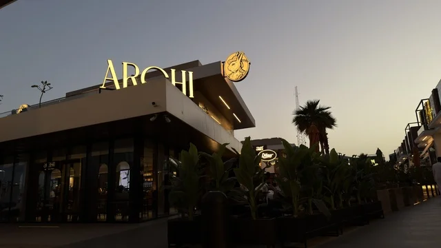 التصميم الخارجي لمطعم أرشي في وقت الغسق ليلاً