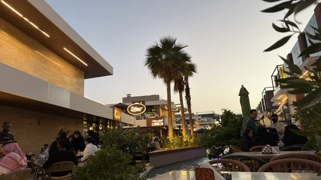 مقهى خارجي في مجمع تجاري حديث وقت الغسق