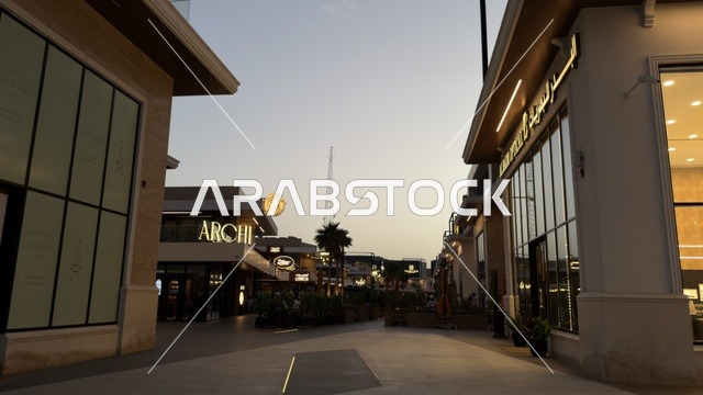ممر تسوق خارجي حديث وقت الغسق