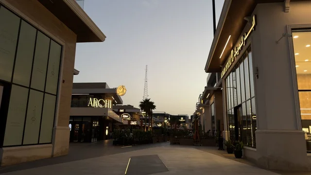 ممر تسوق خارجي حديث وقت الغسق