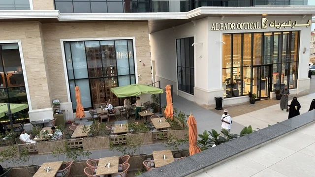 تراس خارجي لمبنى تجاري حديث ومحلات تجارية